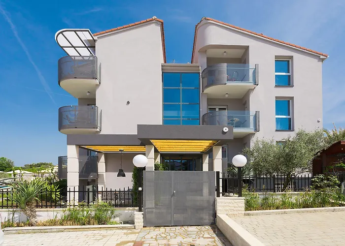 Astinian Jadranka * Πούλα