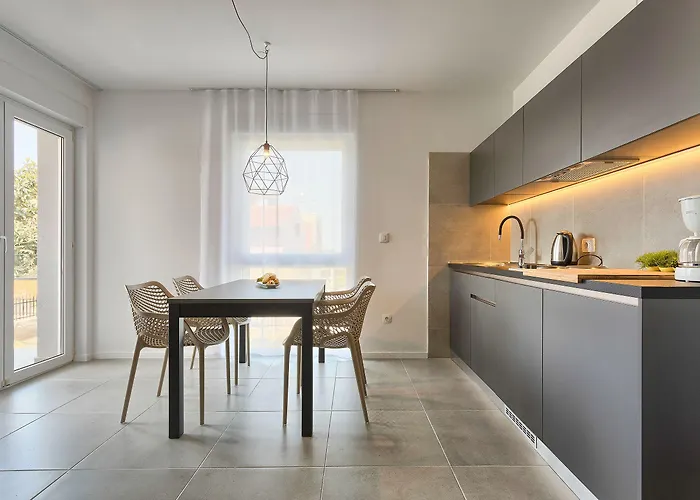 Astinian Jadranka * Πούλα