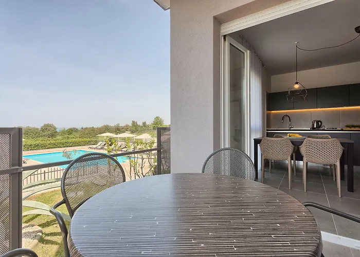 Astinian Jadranka Πούλα