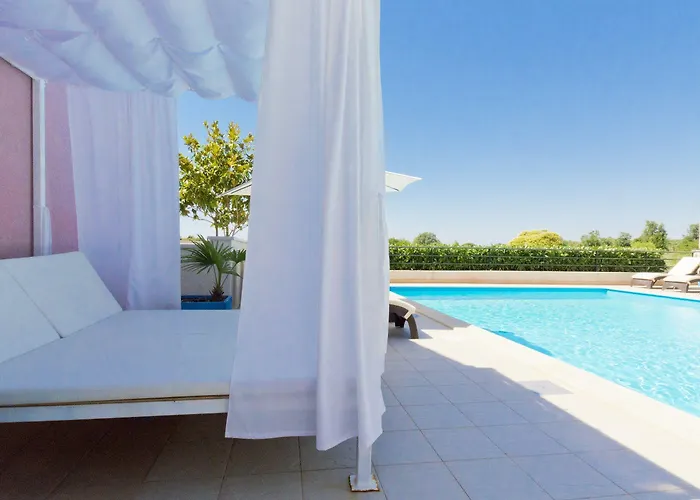 Astinian Jadranka Πούλα