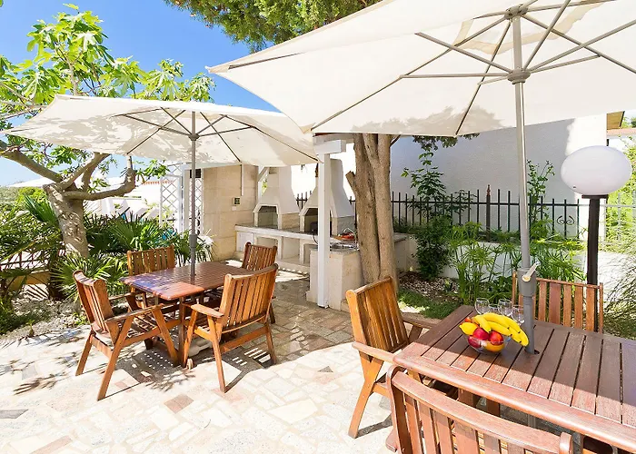 Astinian Jadranka Πούλα