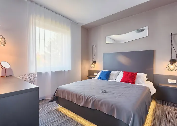 Astinian Jadranka * Πούλα