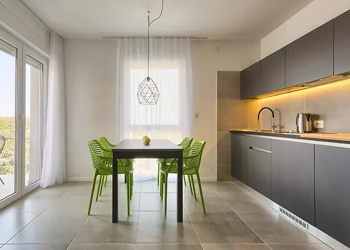 Astinian Jadranka * Πούλα